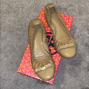 Tory Burch Roma Ballet Flats in Sand